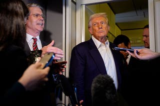 O secretário do Tesouro dos EUA, Scott Besant, e o presidente Donald Trump falam com repórteres